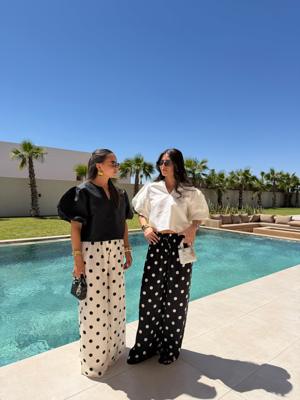 Pantalon satiné à pois noire