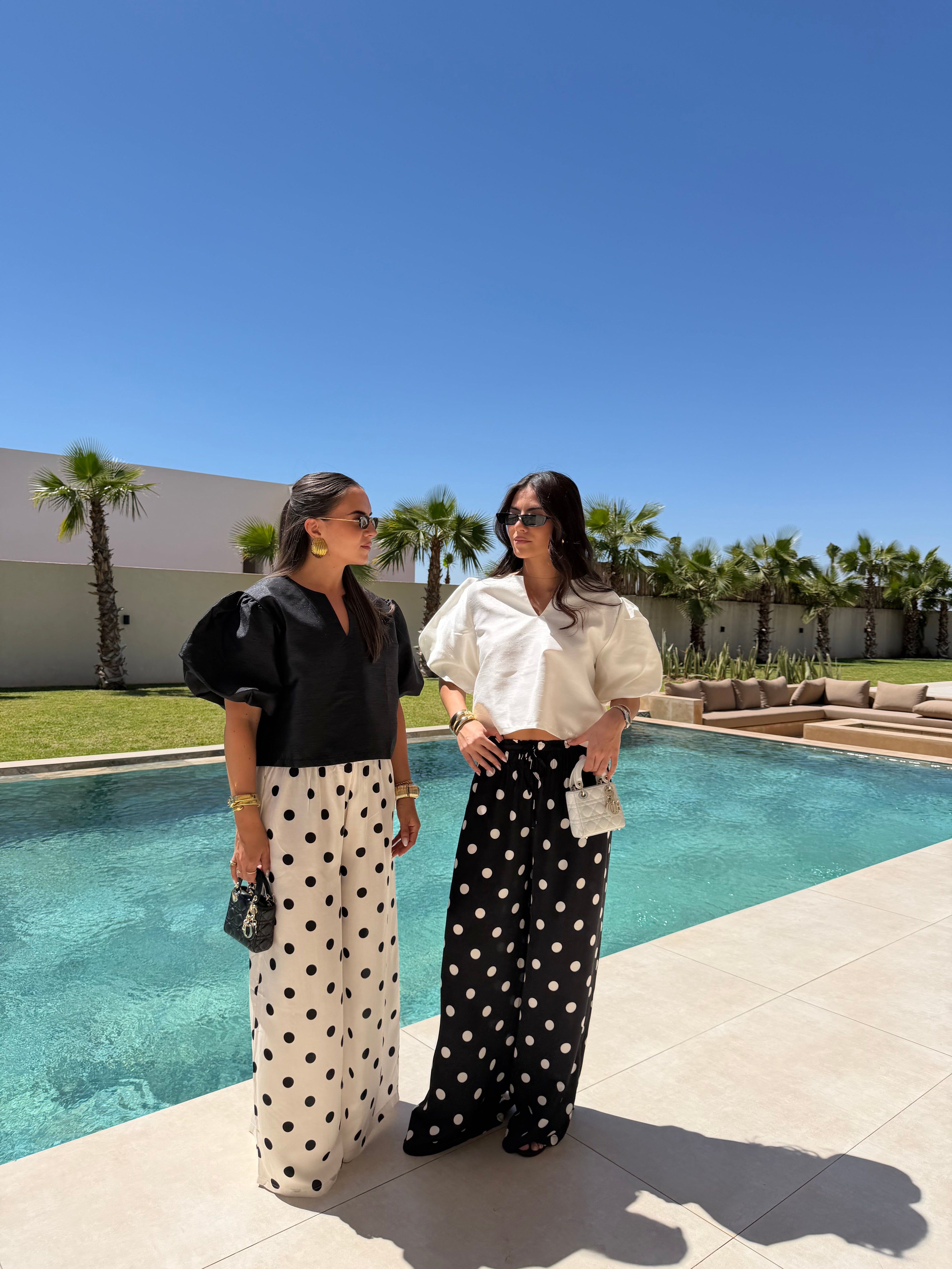 Pantalon satiné à pois noire