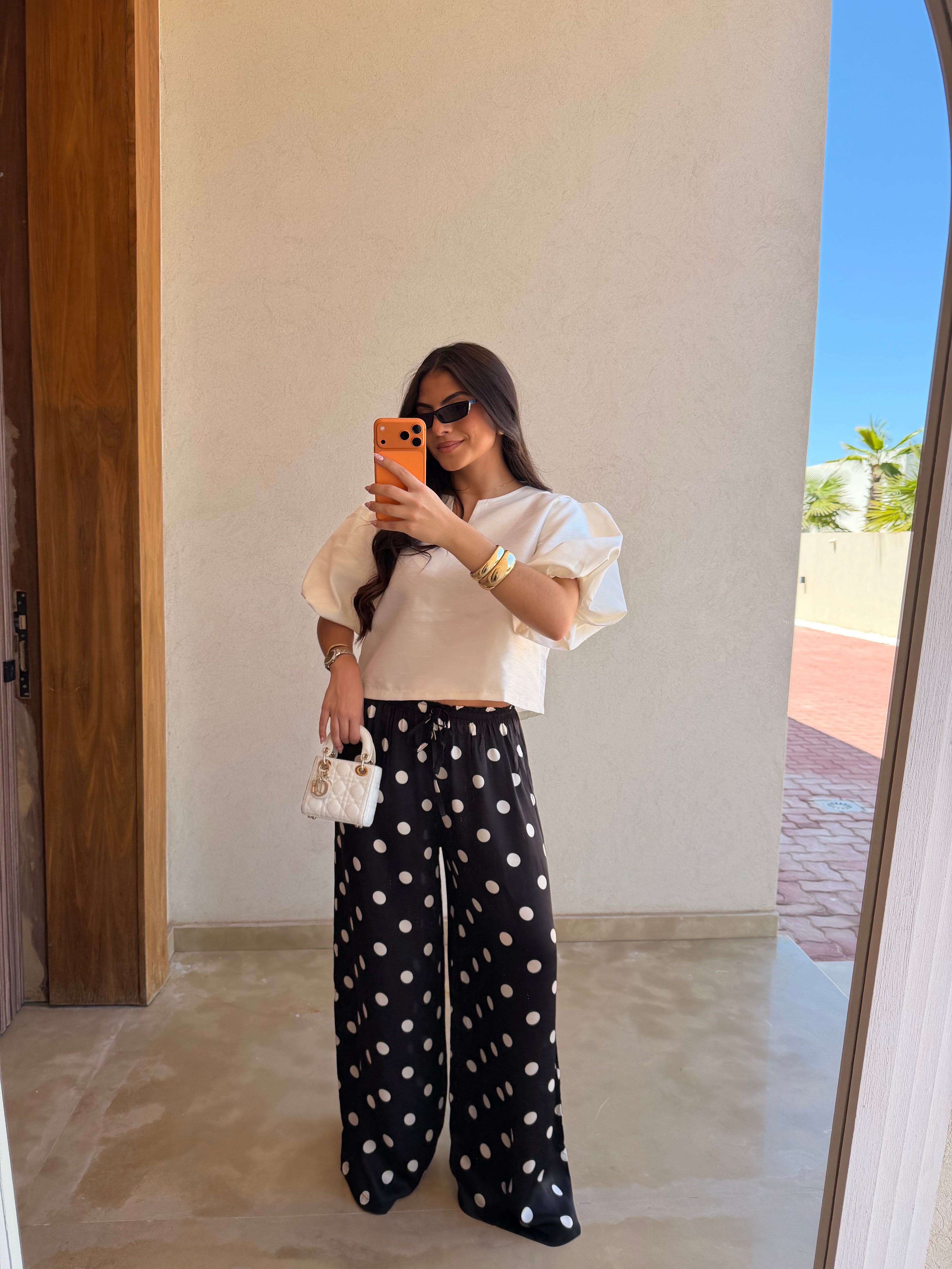 Pantalon satiné à pois noire