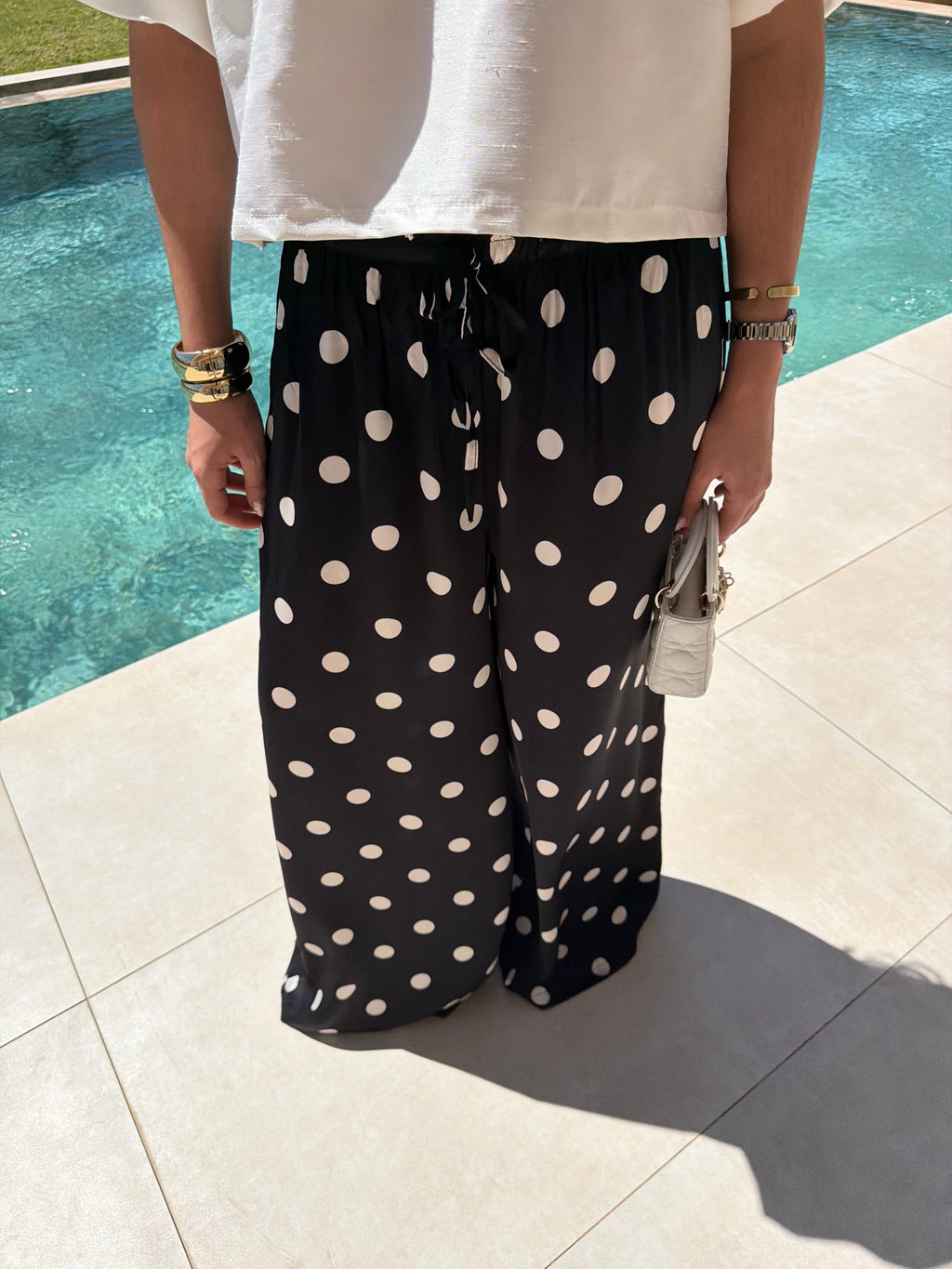 Pantalon satiné à pois noire