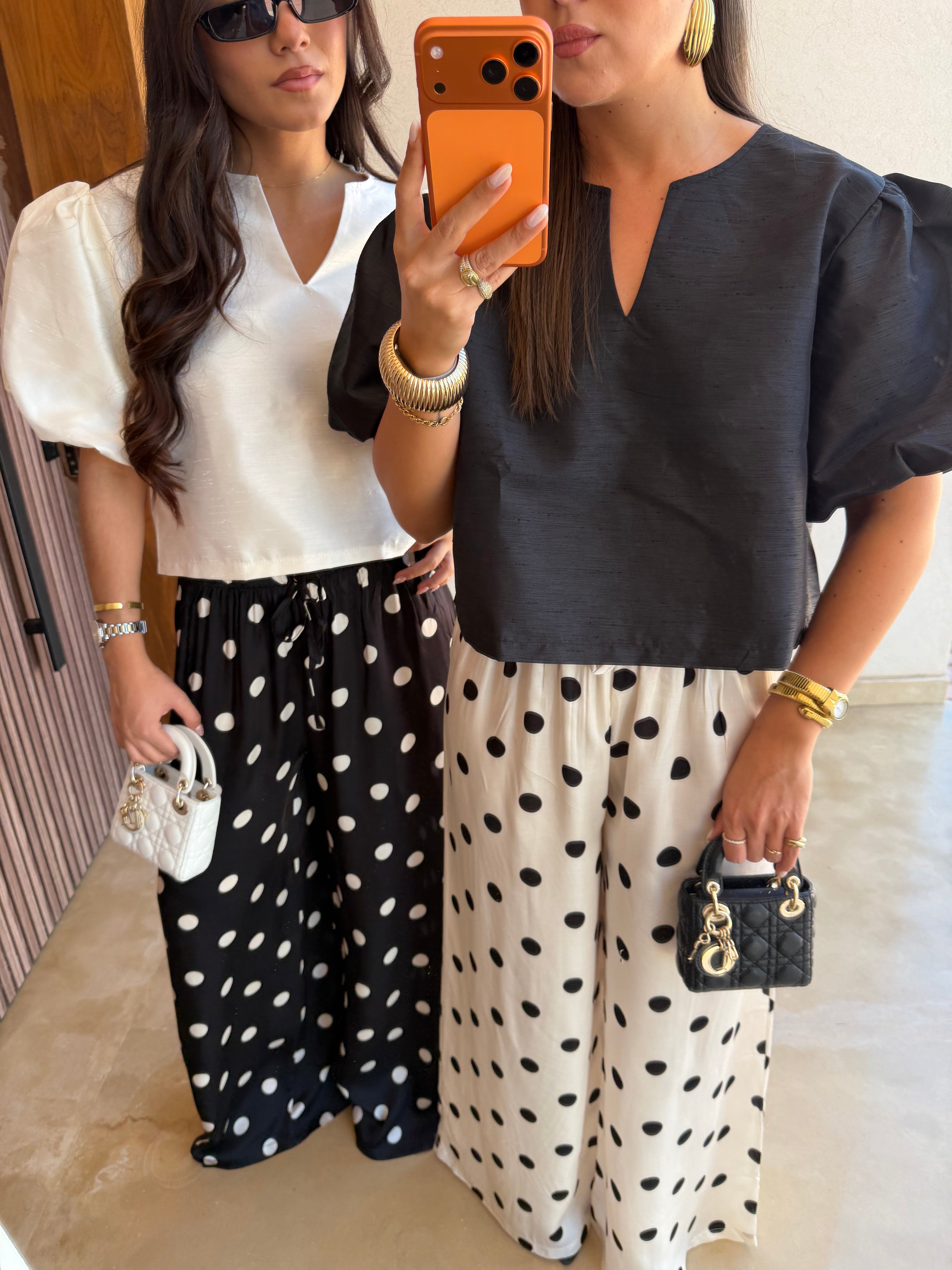 Pantalon satiné à pois noire
