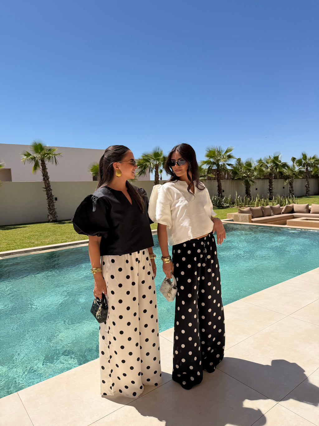 Pantalon satiné à pois noire
