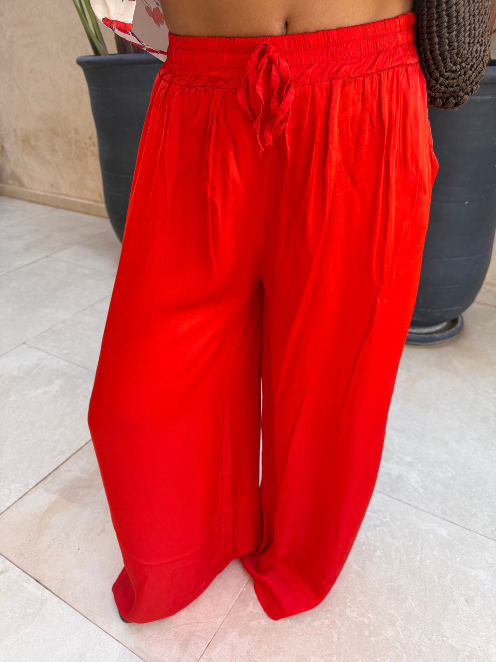 Pantalon satiné uni rouge